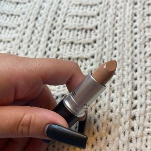 FINAL: MAC LIPSTICK, Leave me Breathless, Nude.